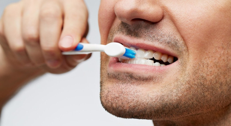 hombre cepillándose los dientes