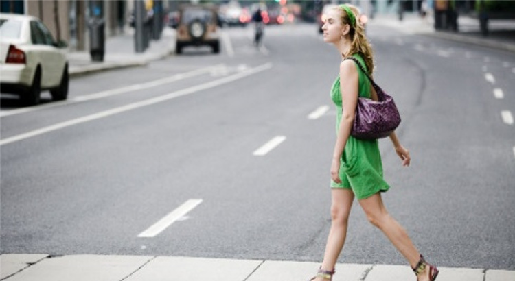 mujer caminando por un paso de peatones