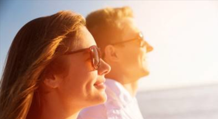 mujer y hombre mirando hacia el sol