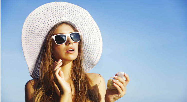 mujer tomando el sol