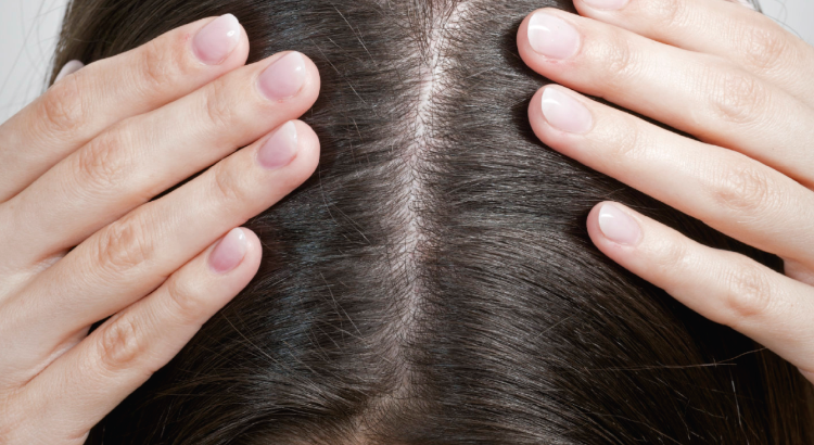 mujer tocándose del pelo