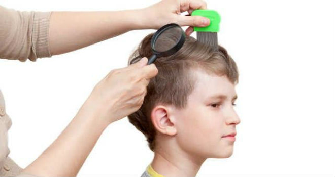 mujer peinando el pelo de un niño