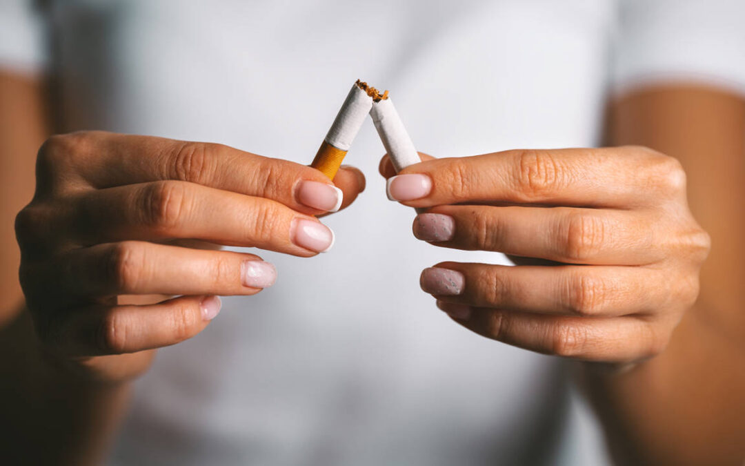 hombre rompiendo un cigarro